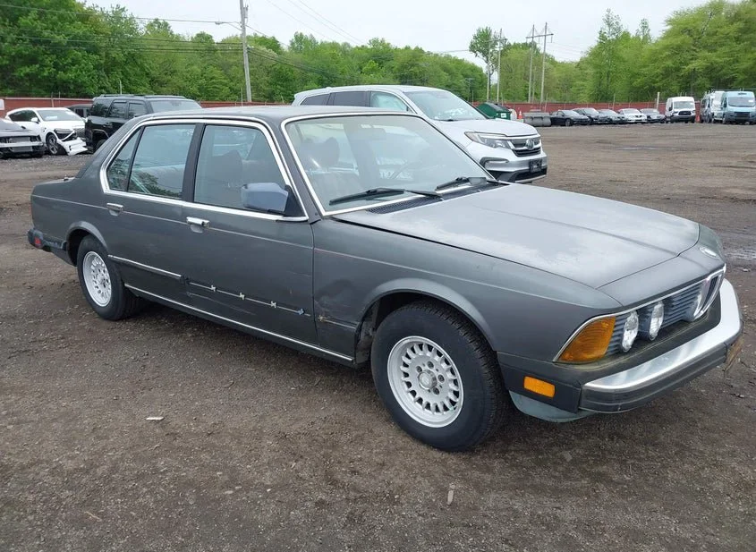 1984 BMW 733 3.2l z USA, pohľad spredu