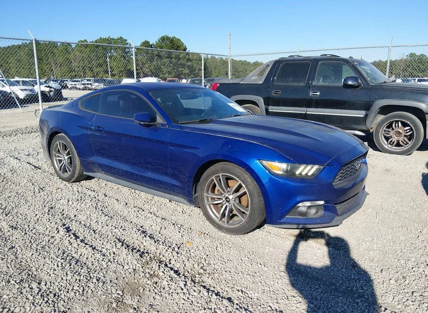 2015 Ford Mustang 2.3l z USA, pohľad spredu